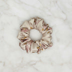 Ręcznie szyta satynowa scrunchie – Pastelowy Ogród Ecru