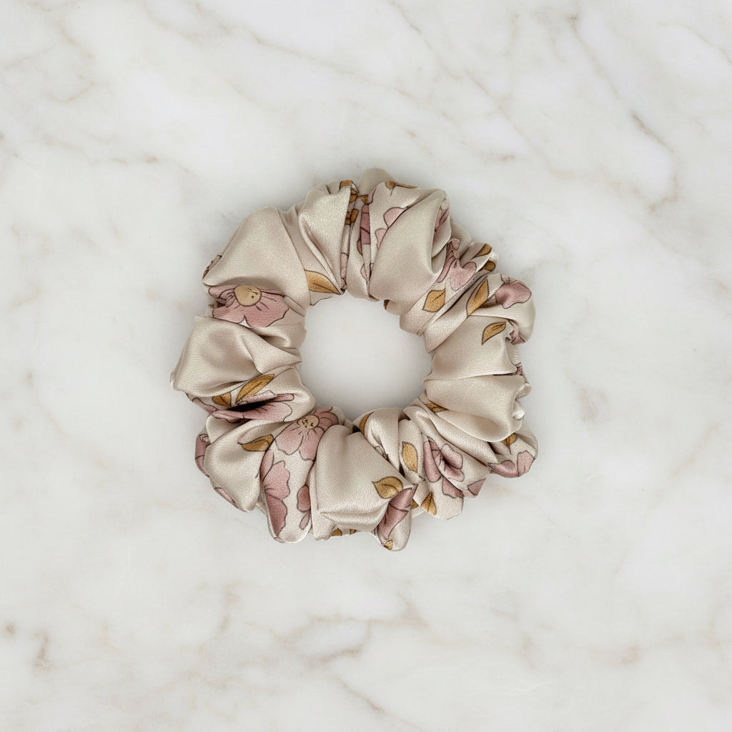Ręcznie szyta satynowa scrunchie – Pastelowy Ogród Ecru