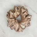 Ręcznie szyta satynowa scrunchie – Pastelowy Ogród Latte