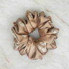 Ręcznie szyta satynowa scrunchie – Pastelowy Ogród Latte