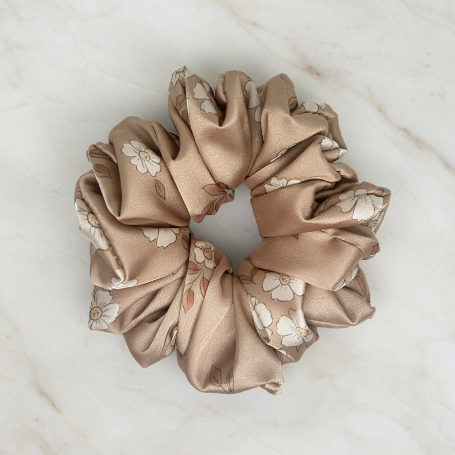Ręcznie szyta satynowa scrunchie – Pastelowy Ogród Latte