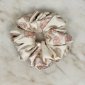 Ręcznie szyta satynowa scrunchie – Pastelowy Ogród Ecru