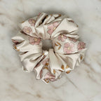 Ręcznie szyta satynowa scrunchie – Pastelowy Ogród Ecru