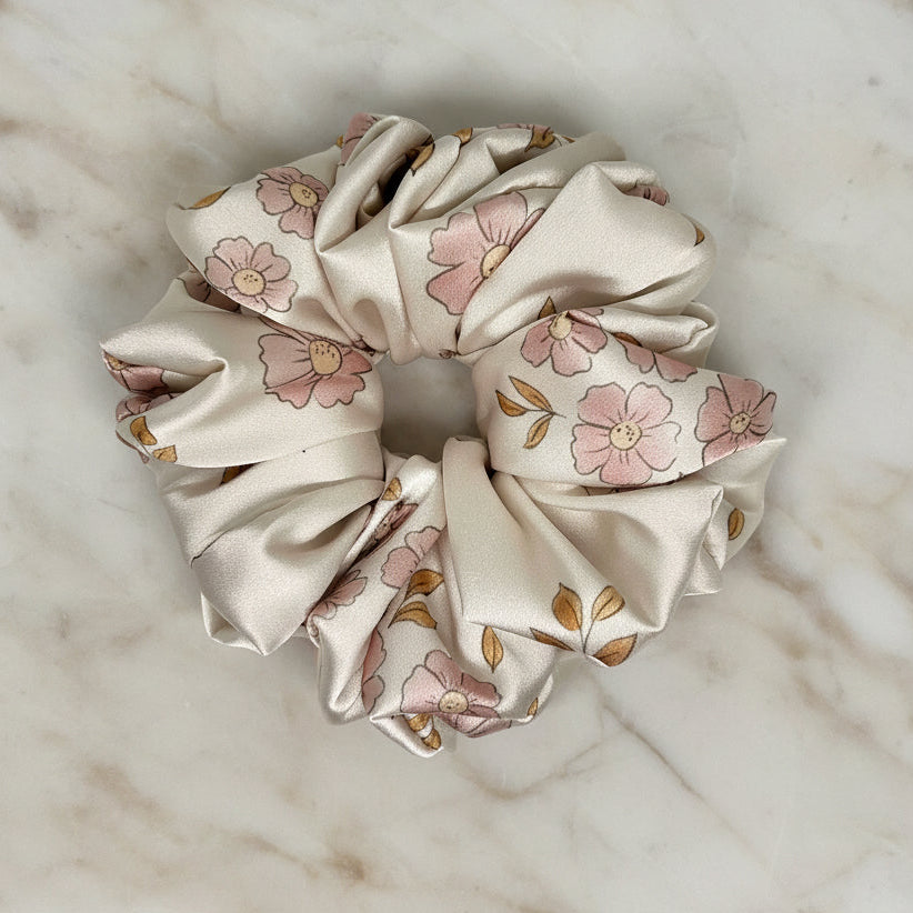 Ręcznie szyta satynowa scrunchie – Pastelowy Ogród Ecru