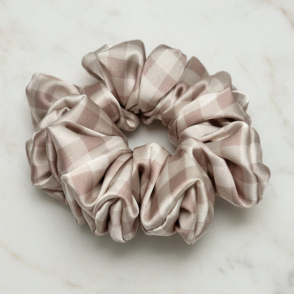 Ręcznie szyta satynowa scrunchie - Krata Vintage Pudrowa