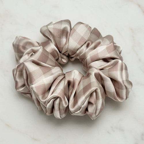 Ręcznie szyta satynowa scrunchie - Krata Vintage Pudrowa