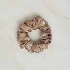 Ręcznie szyta satynowa scrunchie – Pastelowy Ogród Latte