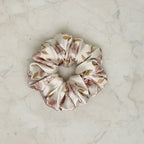 Ręcznie szyta satynowa scrunchie – Pastelowy Ogród Ecru