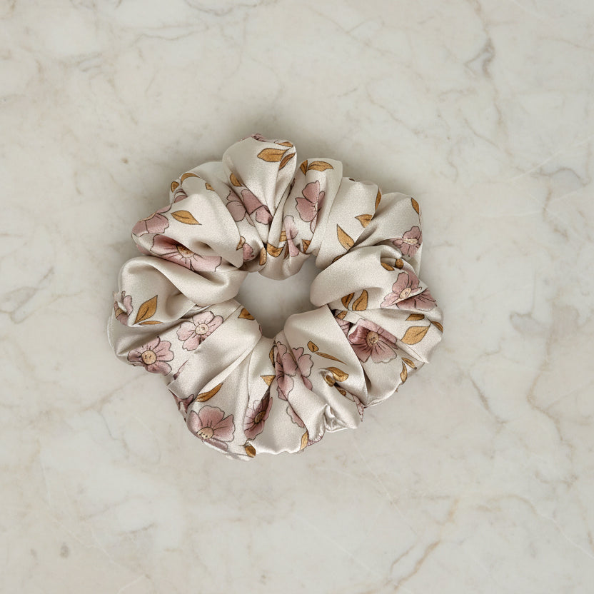 Ręcznie szyta satynowa scrunchie – Pastelowy Ogród Ecru