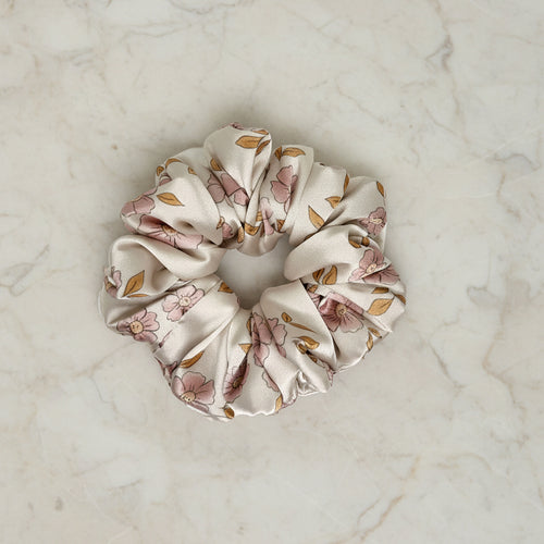 Ręcznie szyta satynowa scrunchie – Pastelowy Ogród Ecru