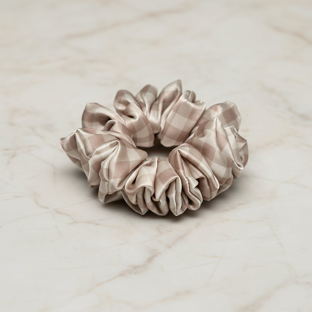 Ręcznie szyta satynowa scrunchie - Krata Vintage Pudrowa