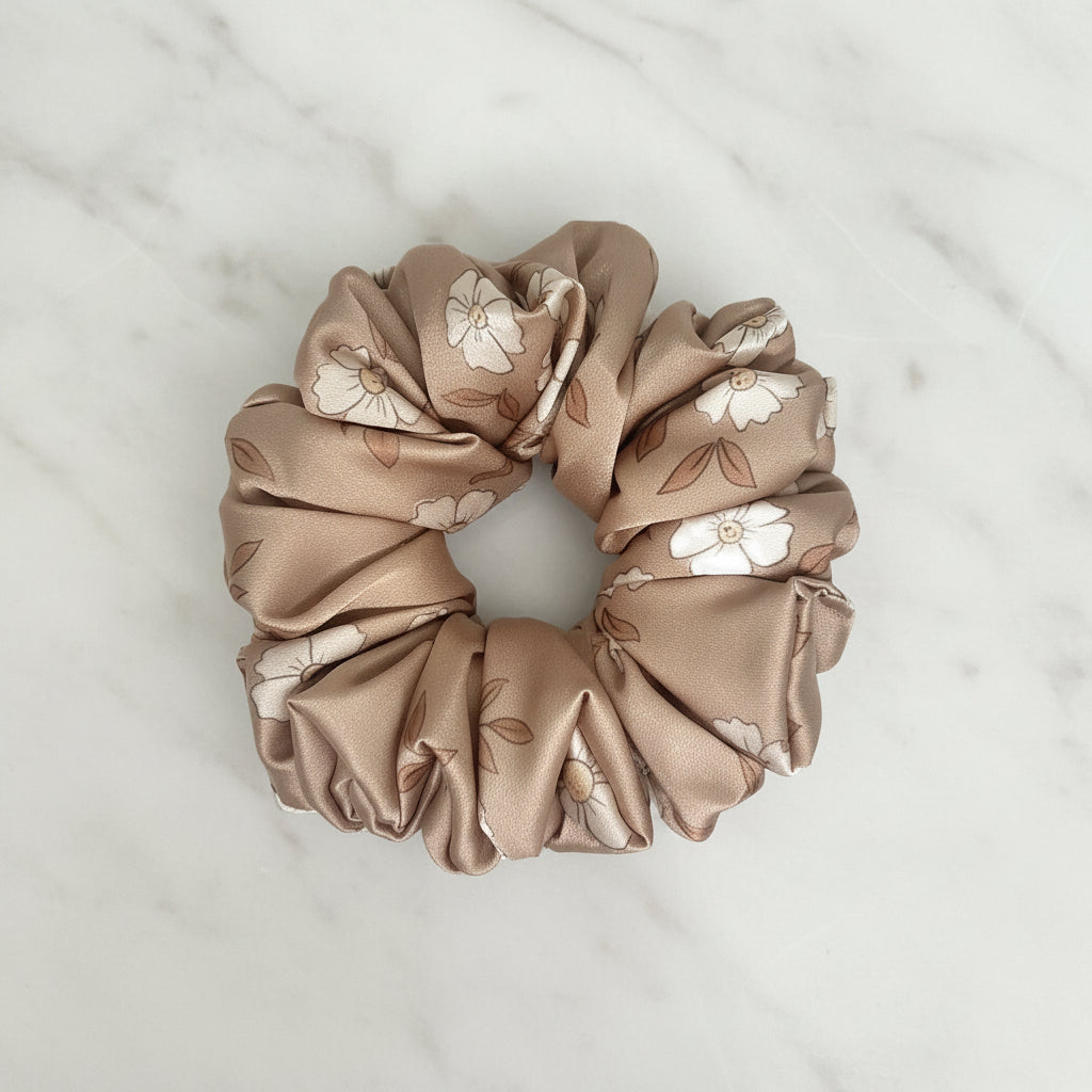 Ręcznie szyta satynowa scrunchie – Pastelowy Ogród Latte