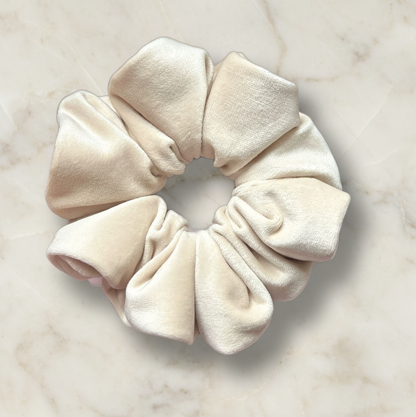 Velvet Scrunchie – Vanilla Cream 🍦