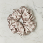 Ręcznie szyta satynowa scrunchie - Krata Vintage Pudrowa