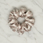 Ręcznie szyta satynowa scrunchie - Krata Vintage Pudrowa
