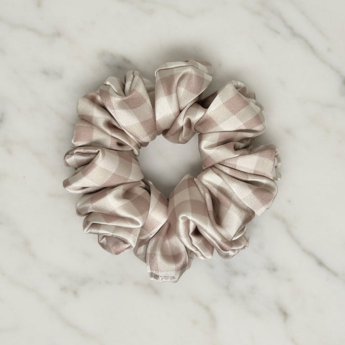 Ręcznie szyta satynowa scrunchie - Krata Vintage Pudrowa